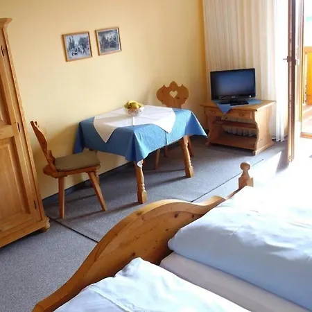 Appartementhaus Mit Balkon Und Gemeinschaftsgarten Apartment